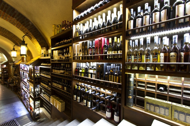 boutique-FAYENCE-min_world_street_travel_shop_canon_georgia_wine_bottles-429767
